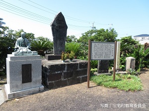 写真：竹内式部の墓